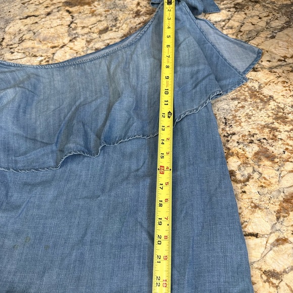 Cloth and Stone sz MD denim cold shoulder top tie corner fits like LG - Picture 4 of 7